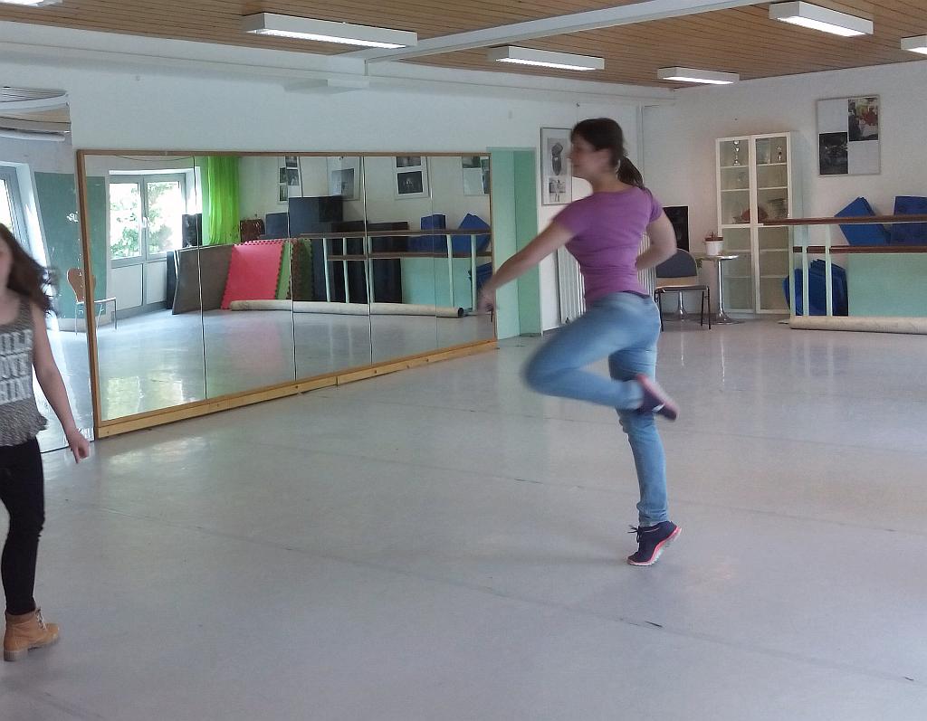 Eine Ballett-Tänzerin dreht eine Piruette