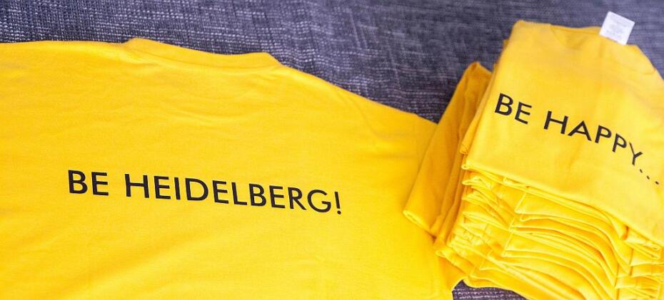 Happy T-Shirts mit der Aufschrift