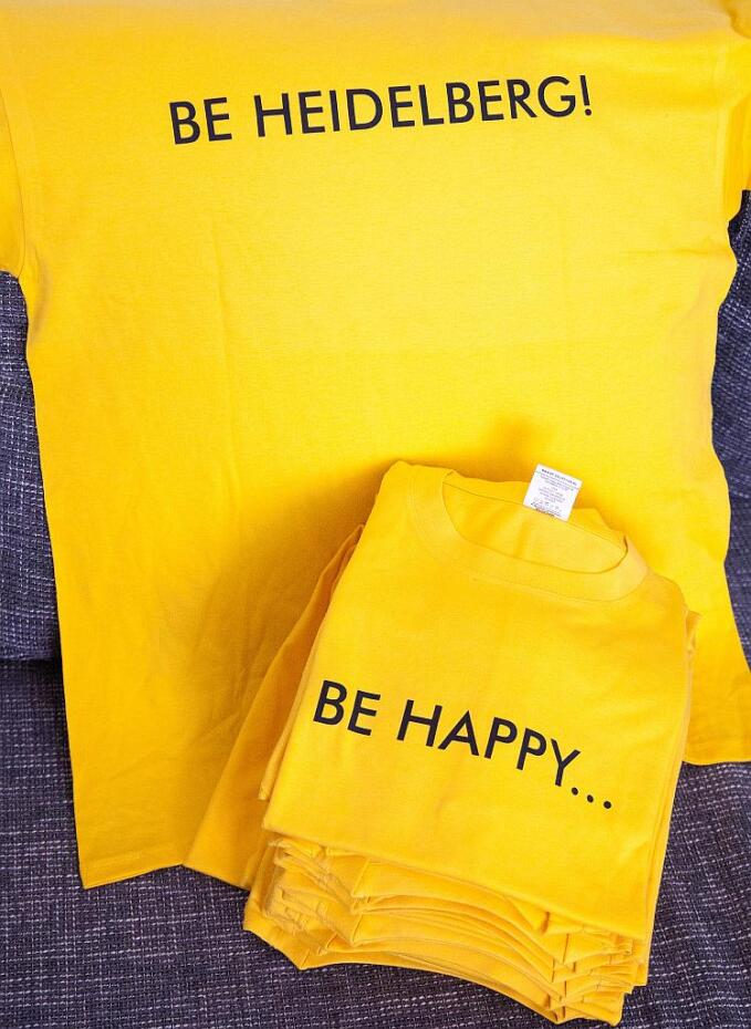 Happy T-Shirts mit der Aufschrift