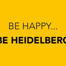 Postkarte mit gelbem Hintergrund und der Aufschrift Be Happy Be Heidelberg